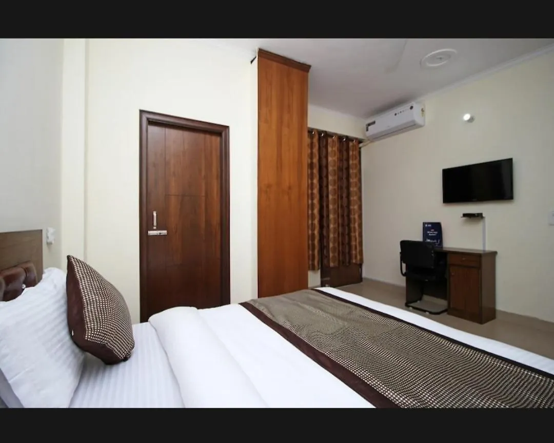 Surya Palace Új-Delhi 3*,